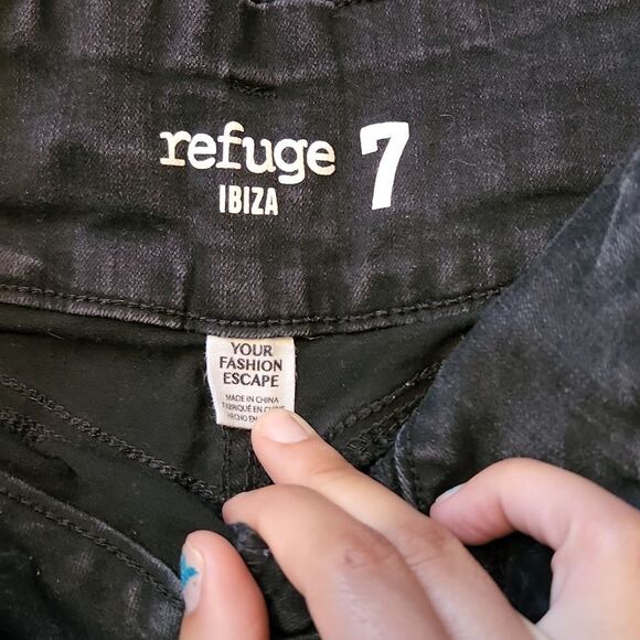 Refuge Black Denim Distressed Shorts - Picture 3 of 7